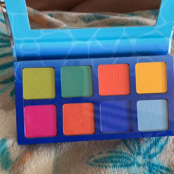 Makeup Revolution x Finding Nemo Mine eyeshadow palette. - Picture 4 of 6